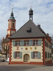 Merdingen, Rathaus und Pfarrkirche St. Remigius